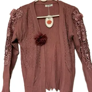 Mela Sueter de Guatemala para Damas with Embroidered Lace and Beaded Detailing in Rich Mauve Color