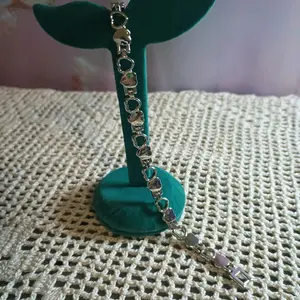 Elegant Silver Tone Heart Charm Bracelet with Interlocking Links and Secure Clasp for Women's Jewelry