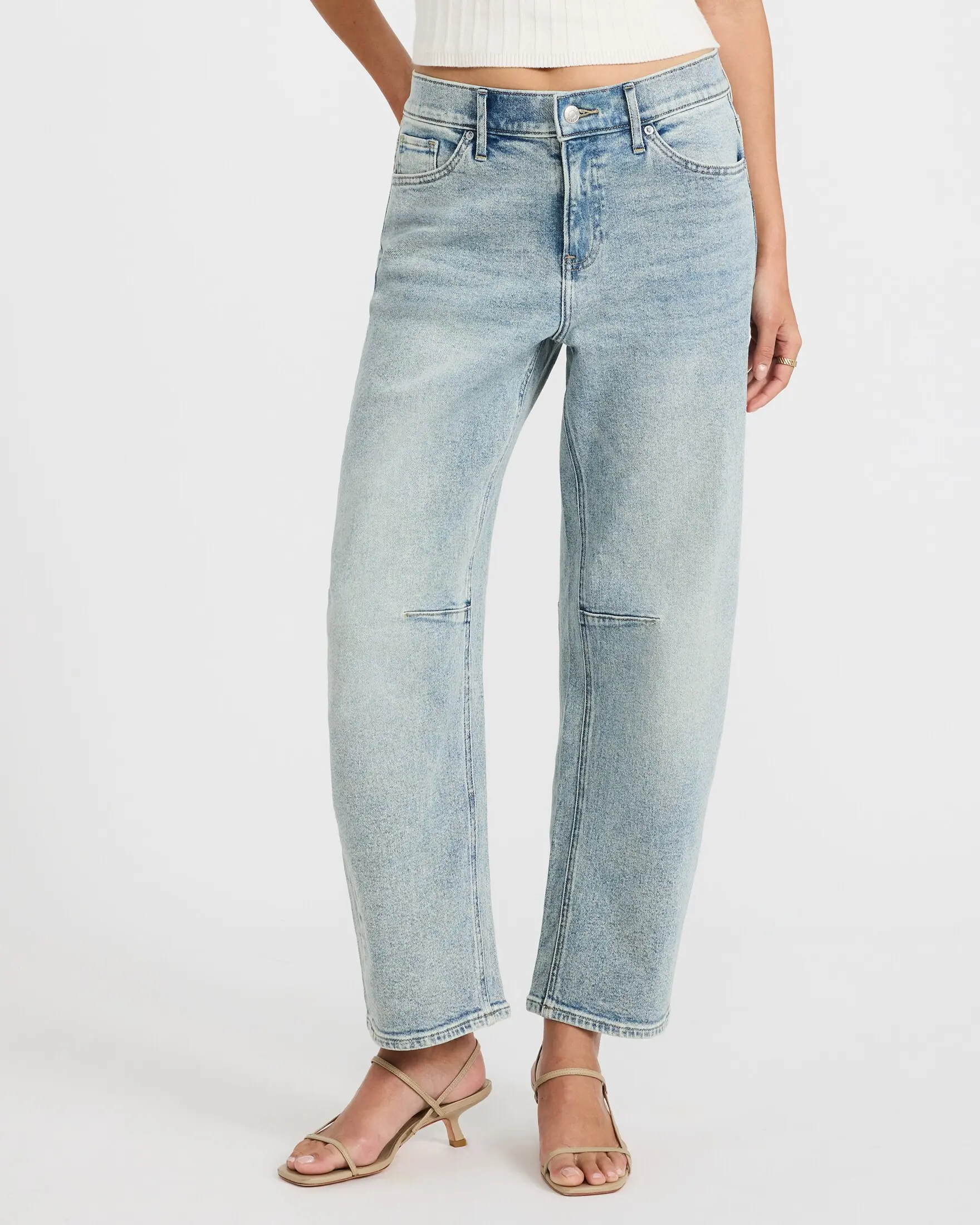 Express Women's Low Rise Barrel Jeans, Light Wash Relaxed Fit with Tapered Leg in Low Stretch Cotton Denim, Spandex, Lady, Bottom