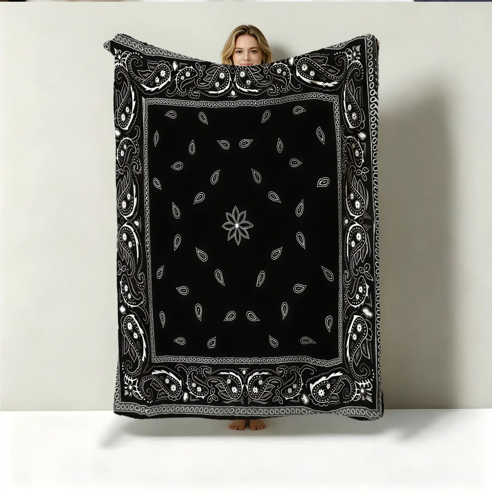 American Streetwear Paisley Throw Blanket, Classic Bandana Motif, Soft Skin-friendly Warm Cozy, Flannel Blanket, Ideal for Summer Retro-style Living Room Leisure Use