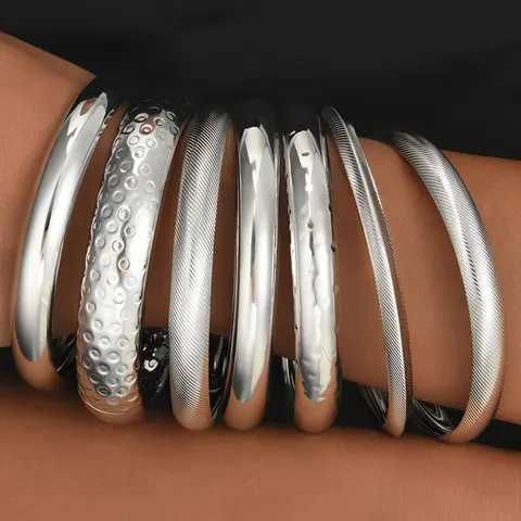 7PCS Women's Silver Multi-Texture Bangles Bracelets Set, Brushed/Hammered Pattern Design, Minimalist Cool Style, Versatile for Daily Outfits & Gatherings, Multi-Scene Wear, Layered Personalized Accessories, Fashionable Bangles, Stackable Bangle Set