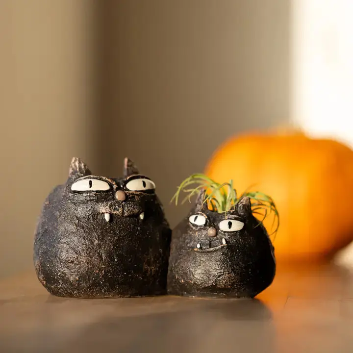 Handcrafted Spooky Fang Blob Poly-Resin Cat Planters - Textured Ornamental Flower Pots & Planters, 3.8 x 6.3 x 3.5 in Compact Home Garden Supplies Décor