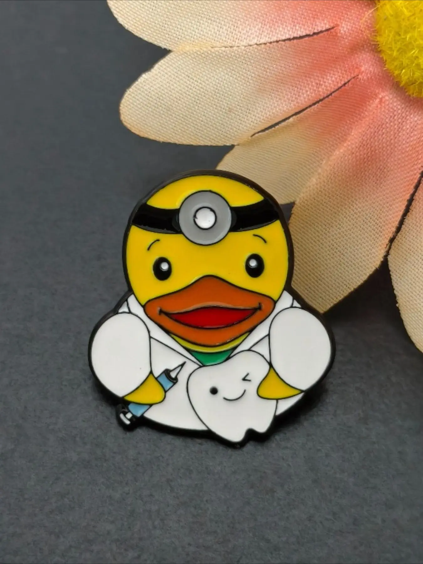 Cute Doctor Duck Enamel Pin, Dentist Duck with Tooth & Syringe Brooch, Medical Themed Lapel Pin Gift for Dental Staff & Students