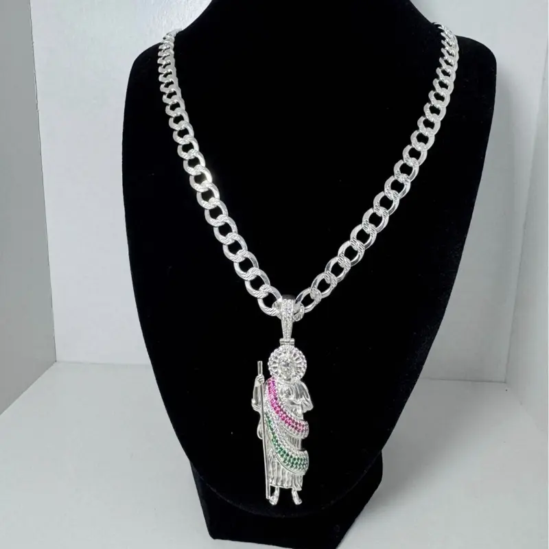 Cadena estilo cubana con dije de San Judas Tadeo con piedritas verdes y rosada plata 925