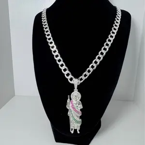 Cadena estilo cubana con dije de San Judas Tadeo con piedritas verdes y rosada plata 925