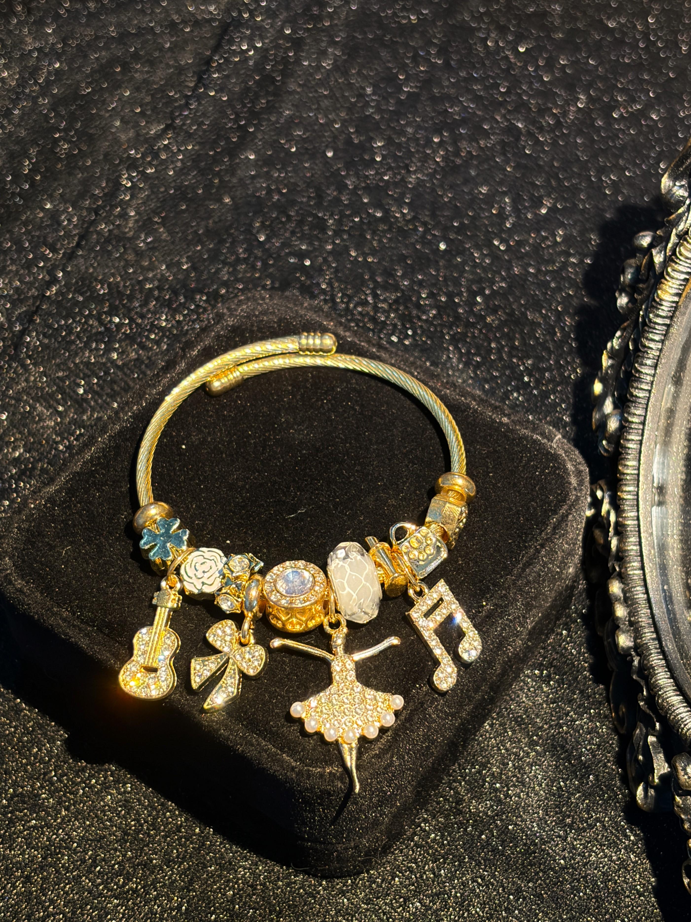 Women Ballet Dancer Charm Bangle、Gold‑Tone Adjustable Open Cuff Bracelet、Rhinestone Guitar Music Note Bowknot Pendants、Crystal Beaded Bracelet、Art Musical Theme Jewelry、Birthday Holiday Party Gift for Teen Girls Ladies