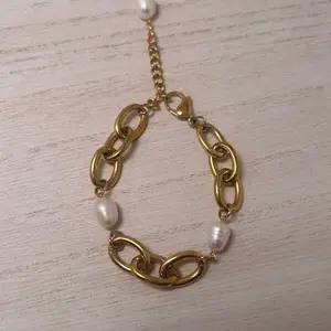 Isla Bracelet – Chunky Stainless Steel Gold Link Bracelet with Freshwater Pearl Accents, Adjustable