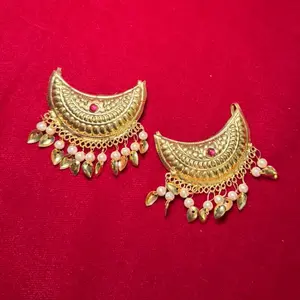 Gold Chand Clips with Pearls and Leaves Design for Traditional Wear