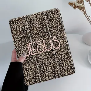 Aesthetic Tablet Case Featuring a Pink And Leopard Print Design, Designed for Holding a Pencil. It Includes an Auto Wake/Sleep Function And Serves As a Protective Cover for Various for Ipad Models, Including The 10Th, 11Th, 9Th, Mini, Air 4Th