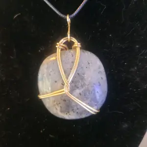 wirewrapped agate with black neclace. made with gold copper wire