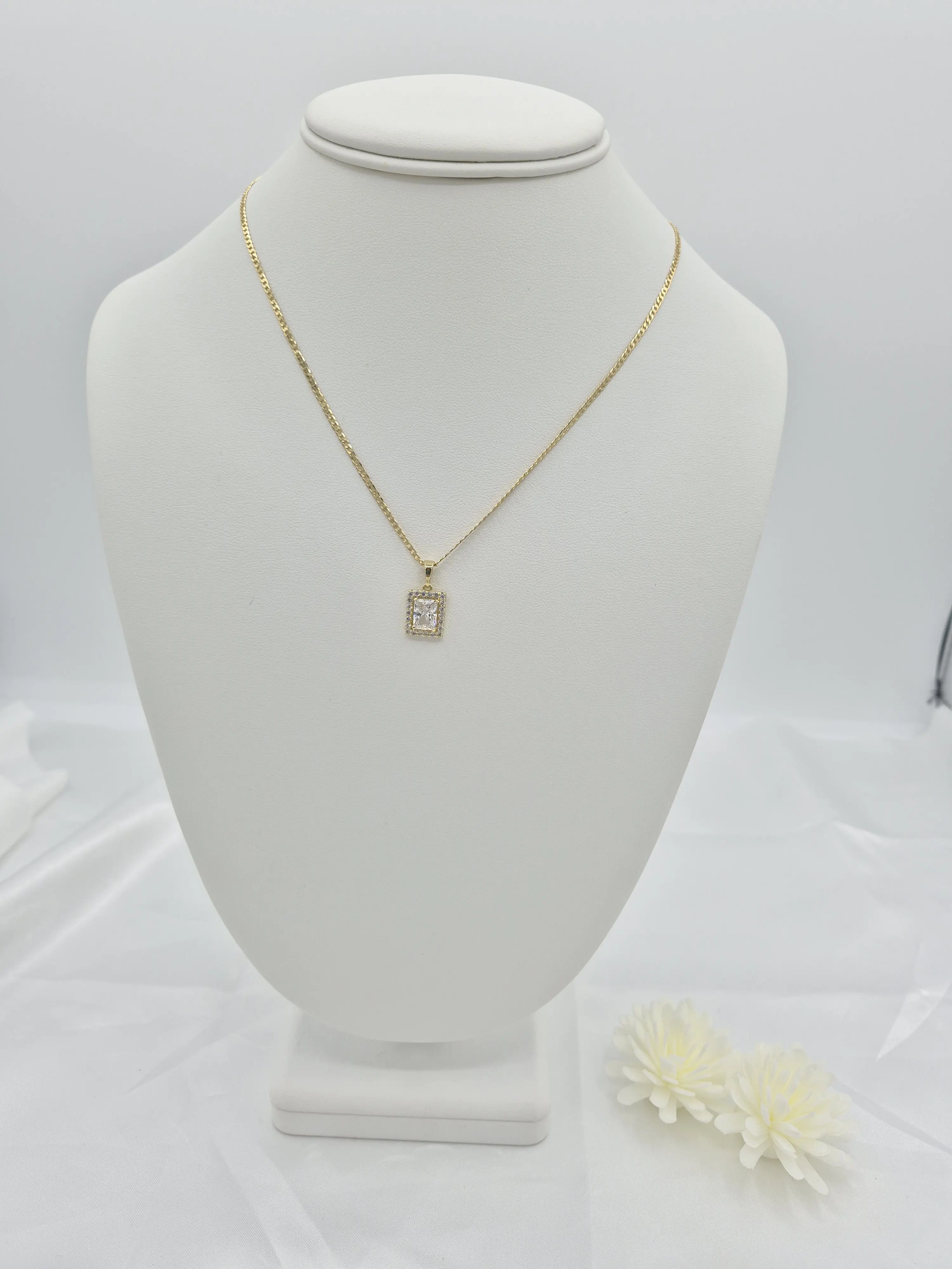 Chain with a white stone and zirconia, in 14k gold plated. (23)