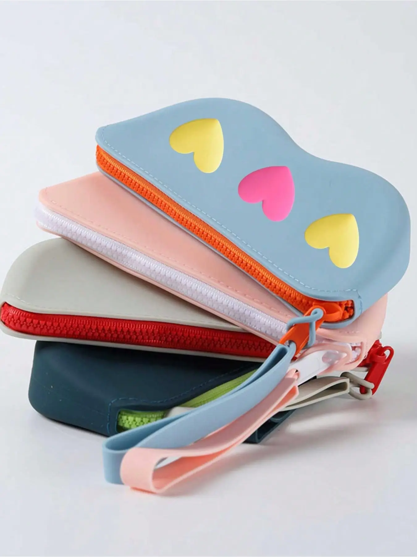 Fashionable silicone zipper glasses case, solid color heart decoration pattern design, glasses storage bag with hanging rope, suitable for travel and portable use, dustproof sunglasses storage box