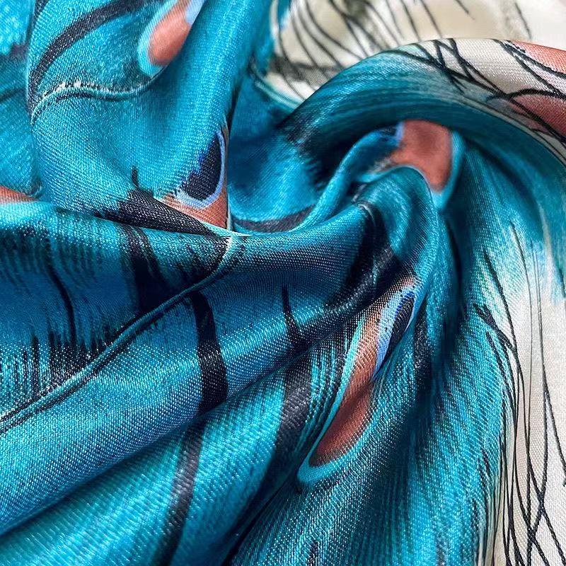Women’s faux silk scarf/headscarf with peacock print; beach headscarf; soft and elegant; suitable for all seasons; multifunctional large square headscarf (90 cm × 90 cm); a perfect accessory—ideal as a headscarf or headband, especially for enhancing overa