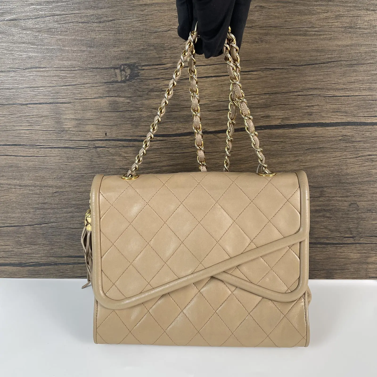 Pre-owned CHANEL Buttery‑soft beige lambskin leather with classic diamond quilting Crossbody Bags Beige Lambskin Quilted Flap‑Style Chain Shoulder Bag ++ Bag Charm +++