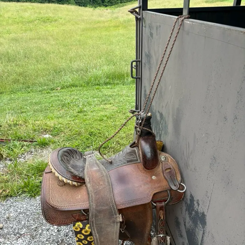 Travel Hanging Saddle Rack, Tie Up Horse Saddle Holder For Stalls and Trailers When Traveling, Easy Adjustable Saddle Holding Rack, Travel Saddle Stand