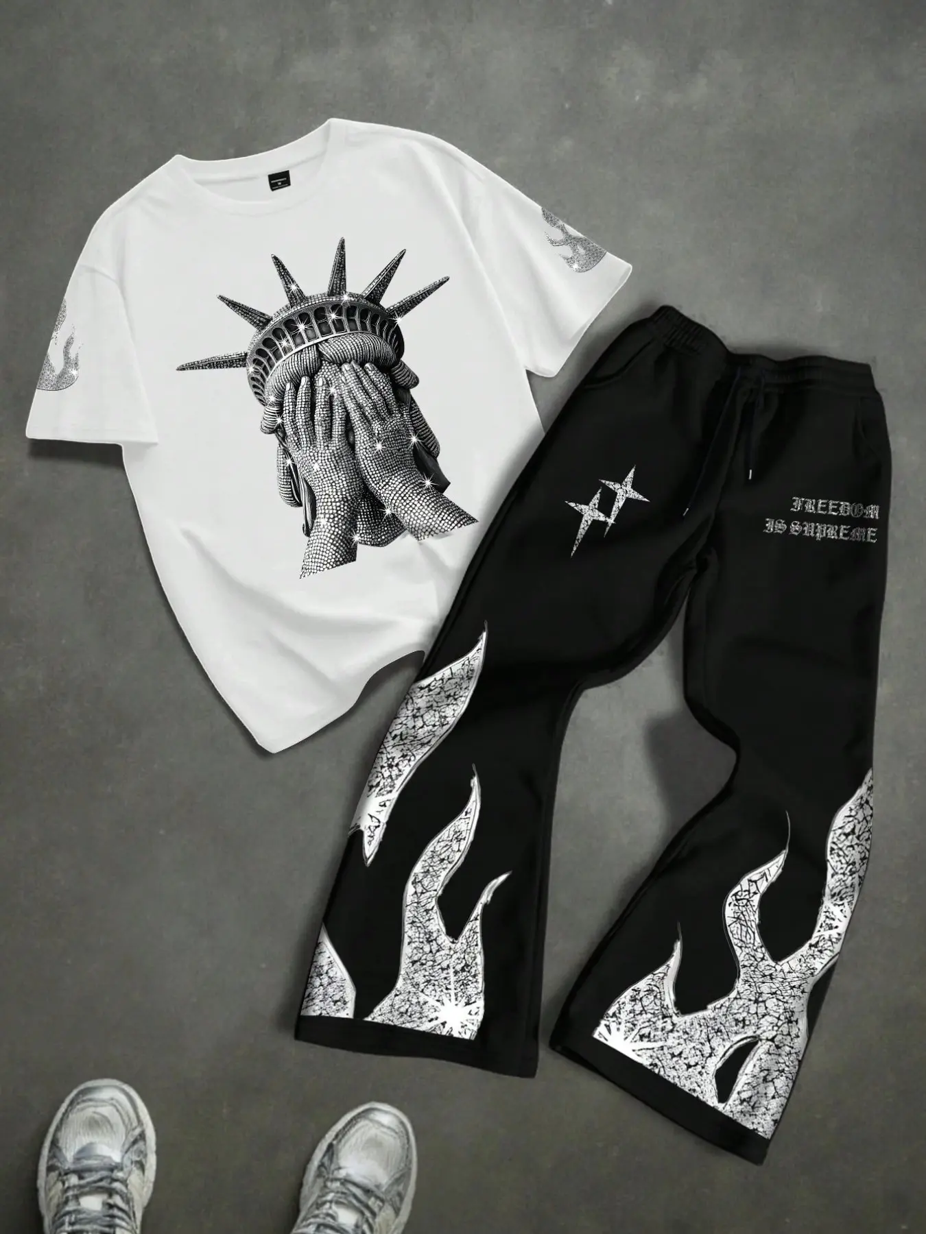 Men's graphic printed short-sleeved T-shirt and flame-print drawstring waist pants set. Comfortable and versatile men's suit, suitable for everyday casual wear.