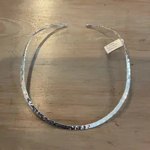 Silver Plated Hammered Round Open Neckwire