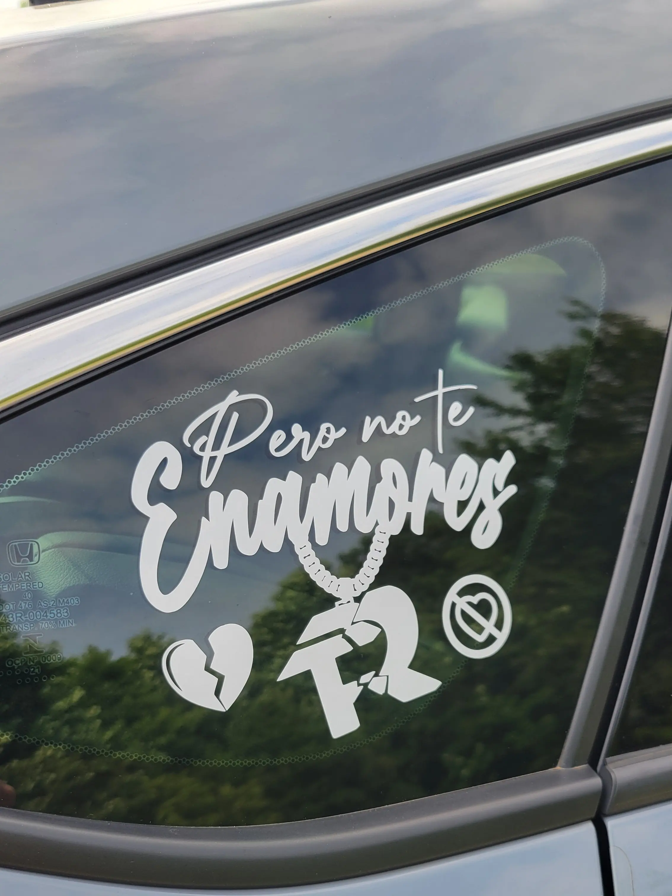 PERO NO TE ENAMORES FUERZA REGIDA STICKER