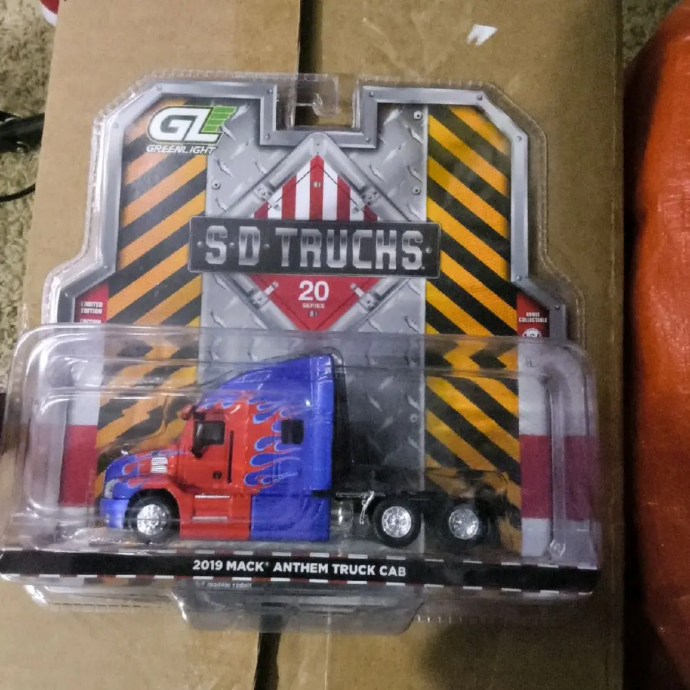 Greenlight 2019 Mack Truck Cab, 1:64 Scale Diecast Model