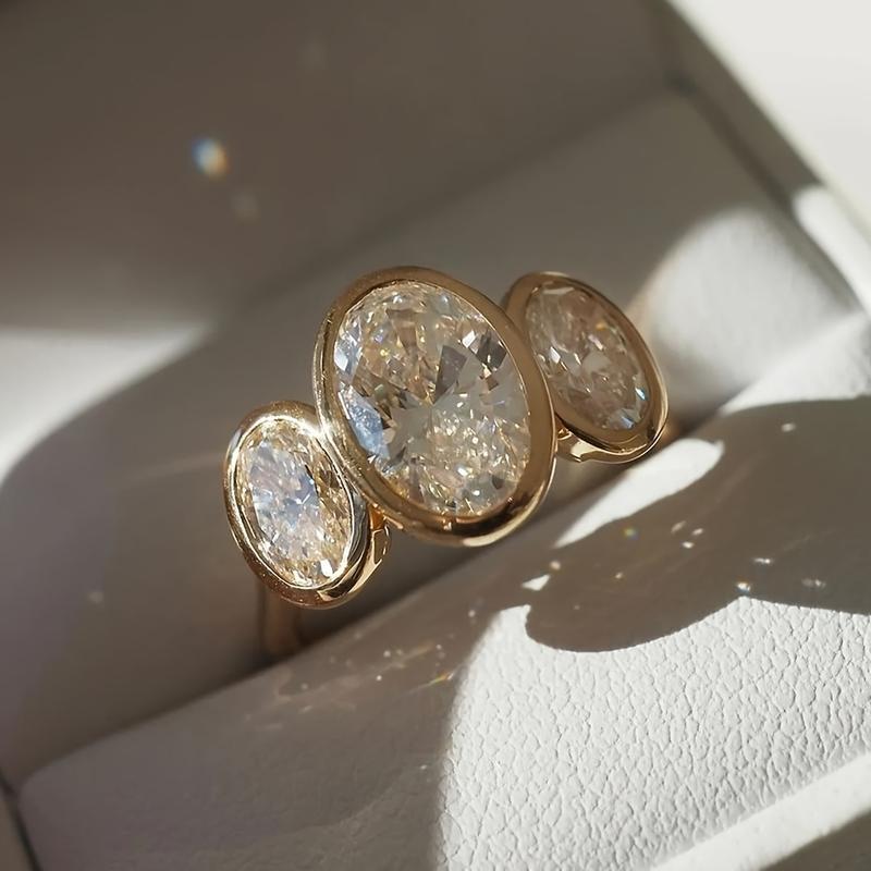 Sophisticated and stylish oval diamond ring, a vintage-inspired, versatile ring for women. Luxurious and vintage style, perfect for weddings, everyday wear, and Valentine's Day gifts. Ideal for wedding rings.