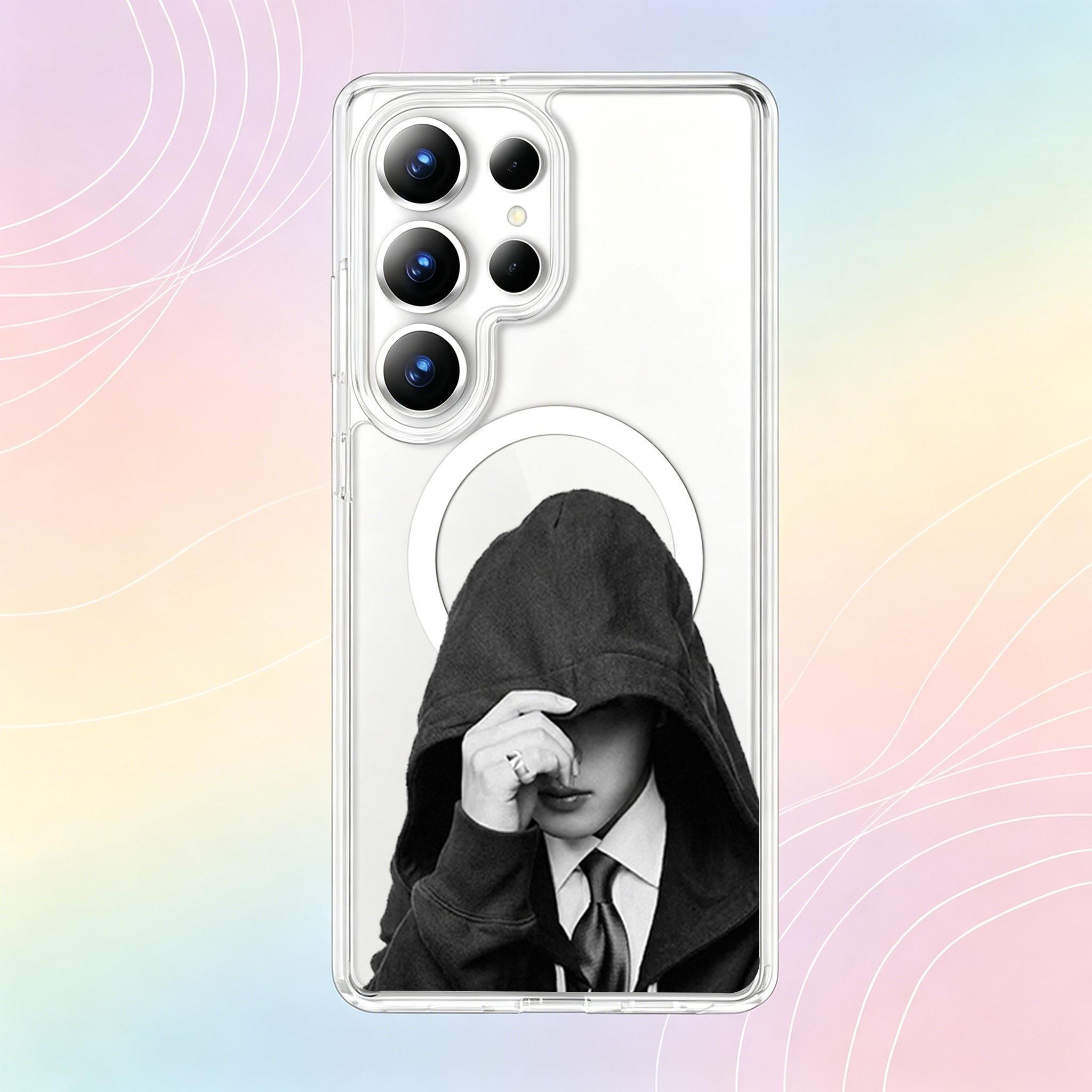 Retro-style phone case –  magnetic protective case. This K-Pop concert-themed product features a retro black and white aesthetic and an artistic boy band design, specially created for ARMYs. (Compatible with all Samsung models)