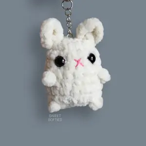 15-Minute Bunny Crochet Pattern by TinyStitch – No-Sew Amigurumi Rabbit DIY Yarn Keychain Tutorial