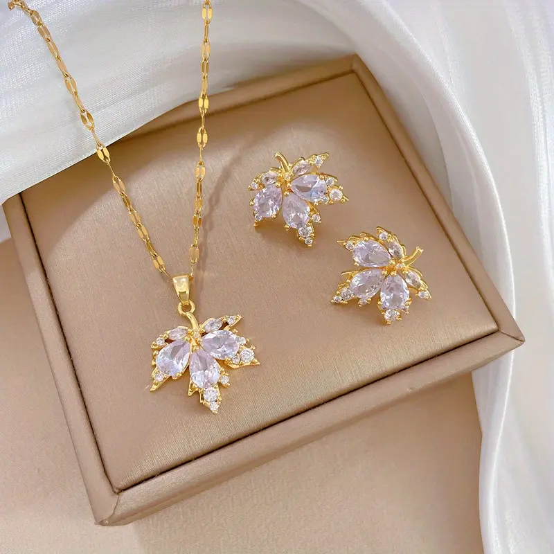 Gorgeous And Elegant Copper Inlaid Sparkling Zircon Maple Leaf Shaped Pendant Necklace Earrings Jewelry Set For Women'S Charm, Bride Engagement Party Accessories, Fashionable Stainless Steel Chain Valentine'S Day Anniversary Commemorative Holiday Gift