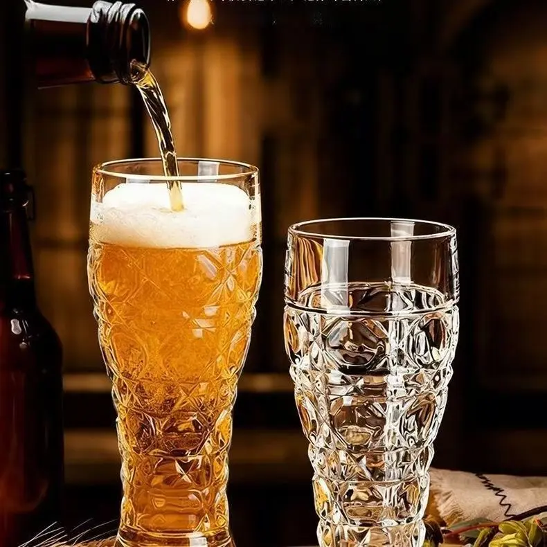 Luxurious relief crystal wine glass, made of glass material, is suitable for holding whisky and soda water. It is suitable for use in bars, family gatherings, parties and bar collections. It is an ideal choice for gift-giving or for football enthusiasts.
