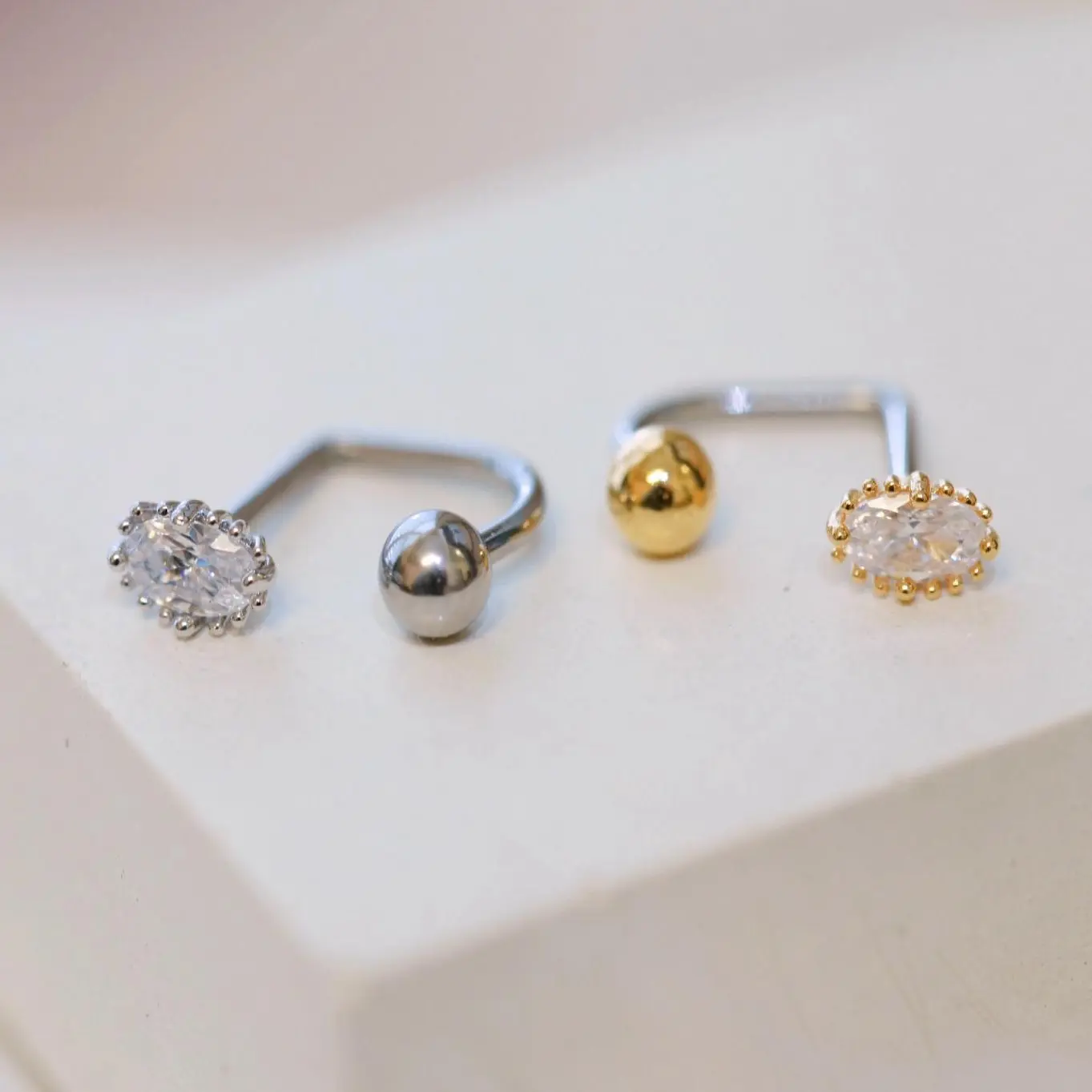 16g Oval Medusa Piercing • Oval Lippy Loop Labret Lip • Surgical Steel Lip Ring • Geometric Lip Labret • Classy Silver Comfortable Lip Ring