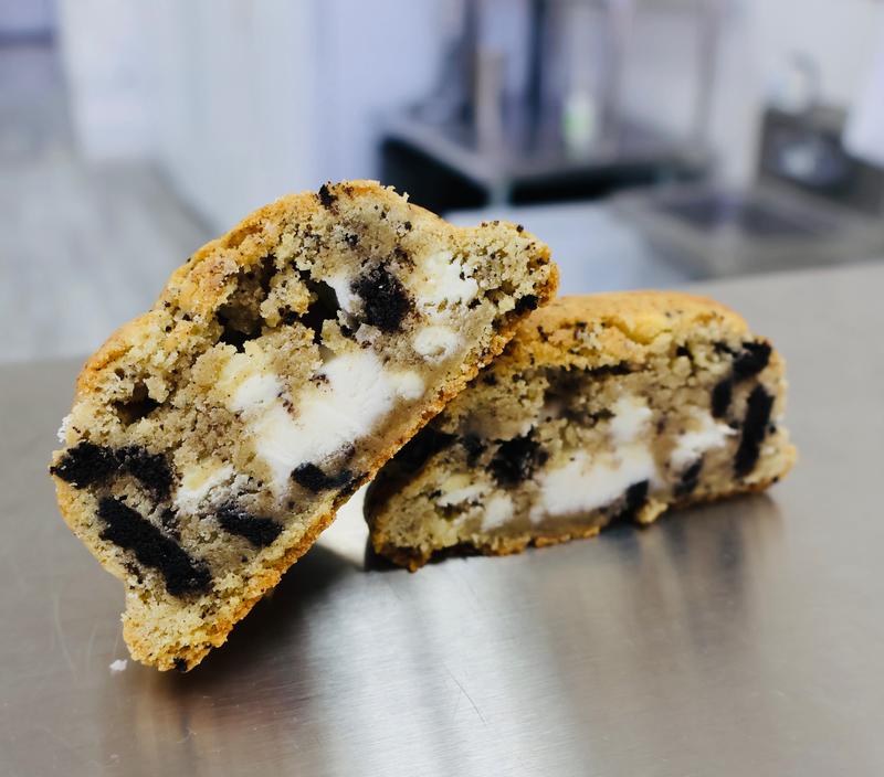 Cookies N' Cake Cream Cookie 4-Pack Giant 6 oz White Chocolate & Oreo Flavor Buttercream Middle Snack Biscuit US