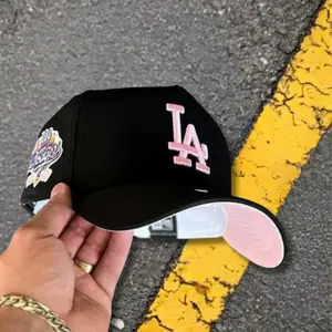 New Era 9FORTY Los Angeles Dodgers Black Curved Brim Baseball Hat, Pink Embroidered LA Logo & Pink Undervisor, MLB Streetwear Cap, Collector’s Limited Edition 2026 Urban Streetwear Gorra premium, moda urbana para hombres y mujeres