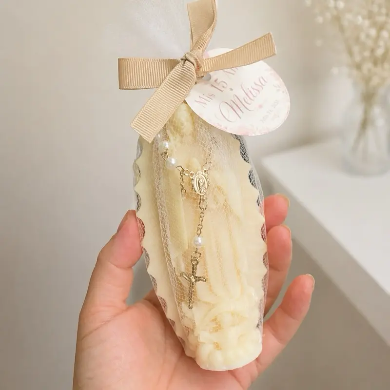 Virgencita con rosario y etiqueta personalizada, recuerdo religioso para cualquier ocasión