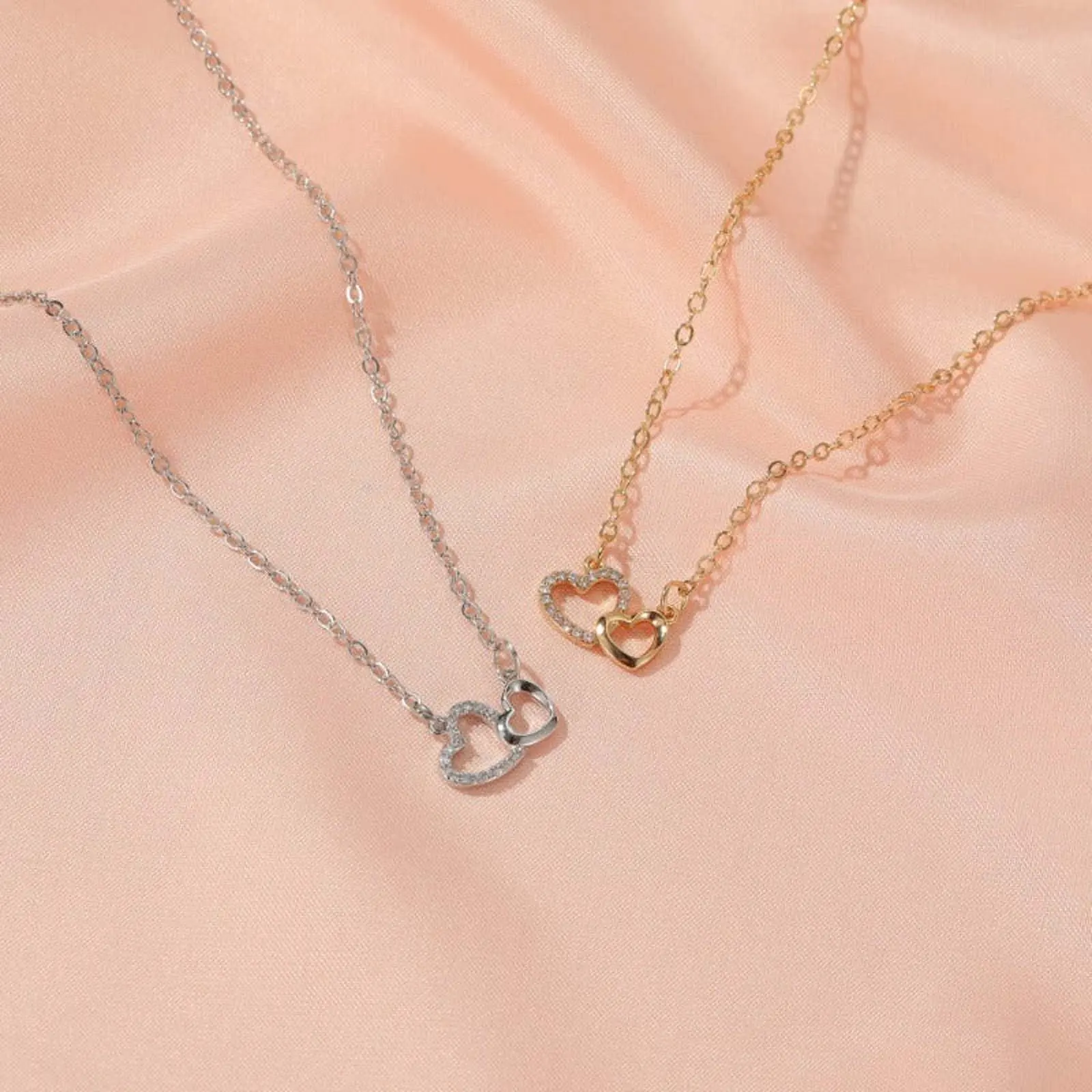 Women's Hollow Minimalist Heart-Shaped Artificial Gemstone Clavicle Necklace - Metal-Coated Openwork Double Interlocking Hearts Design, Daily Wear Necklace, Ideal Gift for Women, Heart Shaped Necklace