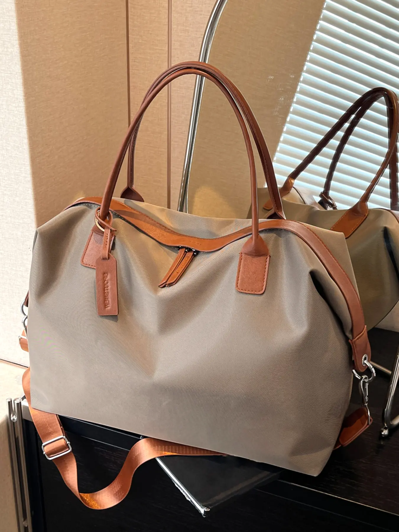 Simple contrast color stitching travel bag, fashionable and lightweight sports fitness shoulder messenger bag, large capacity short-distance business trip luggage bag, hand luggage, retro fashion versatile multi-color optional, Casual Commuter Bag