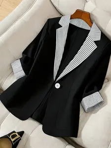 A women's fitted contrasting stripe lapel single-breasted pocket design striped suit jacket Womenswear, suitable for summer, suitable for daily attendance, street photography and other occasions
