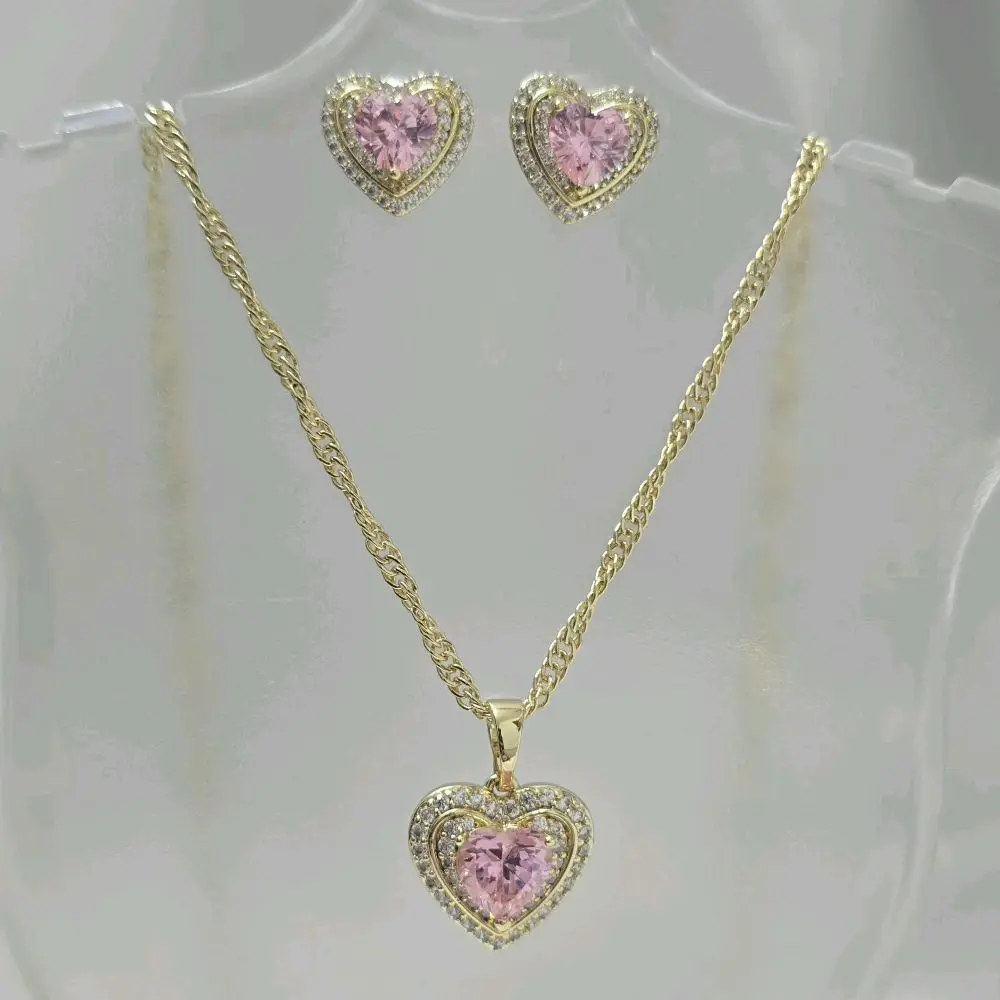 Set de collar y aretes de corazones en morado, rosado y clear . Sencillos set. Elegantes. Laminado de alta calidad