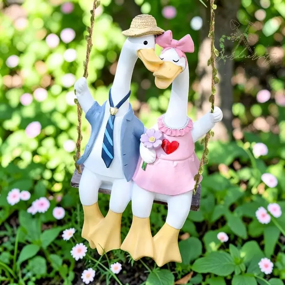 Romantic Duck Couple Swing Garden Statue, Cute Resin Goose Hanging Ornament, Whimsical Farmhouse Decor for Outdoor Garden Patio, Ideal Home Lawn Wedding Anniversary Gift