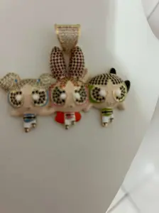 Colgante  decorativo ,brillante .de las tres figuras