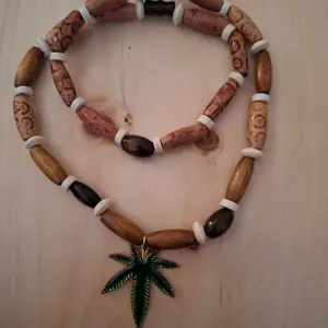 Imagination Emi Green Leaf Necklace for Women - Fashion Accessory