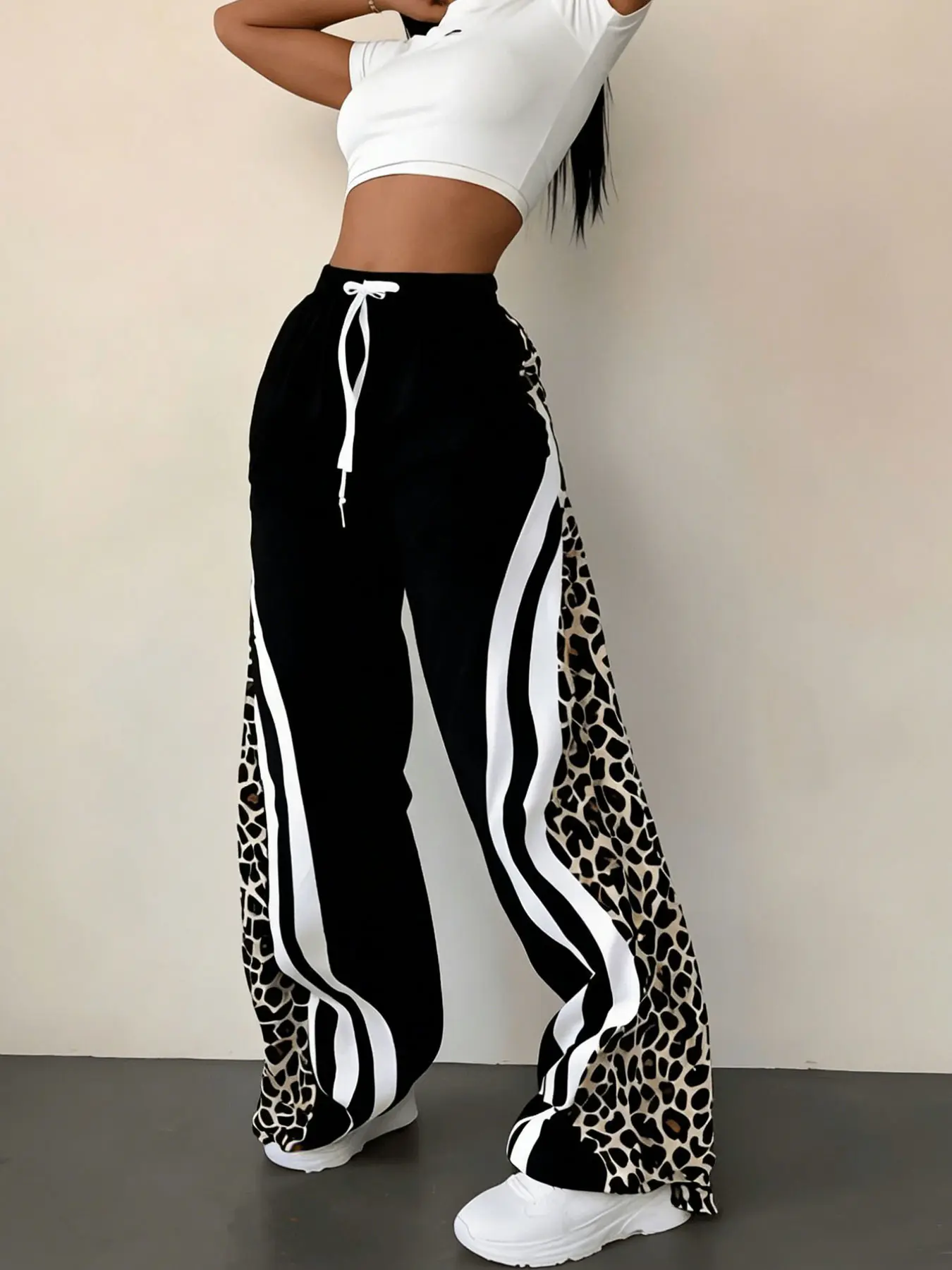 A women's fashionable new black leopard print white color-block striped drawstring waist pocket design sporty wide-leg Casual Streetwear Pants, suitable for summer, daily wear, and sports outfits.