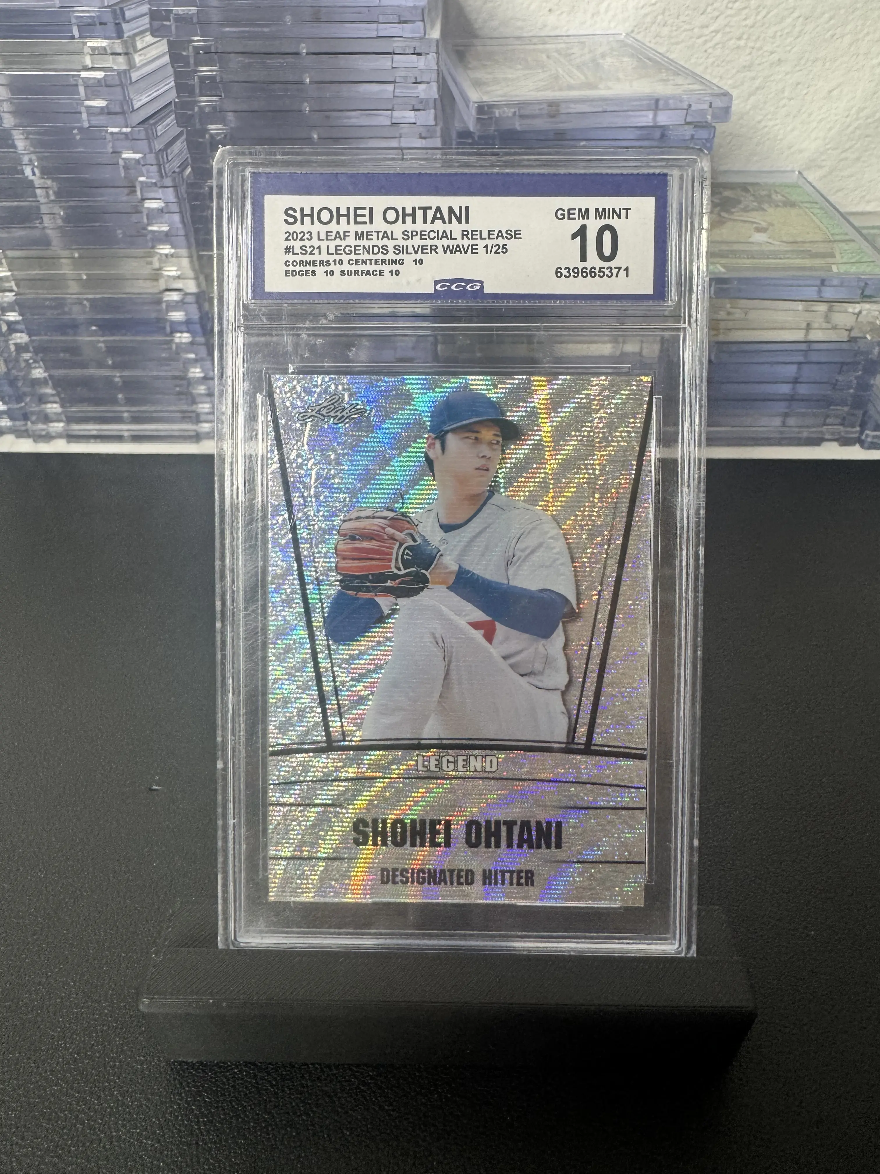 SHOHEI OHTANI LEAF METAL WAVE /25 GEM MT 10