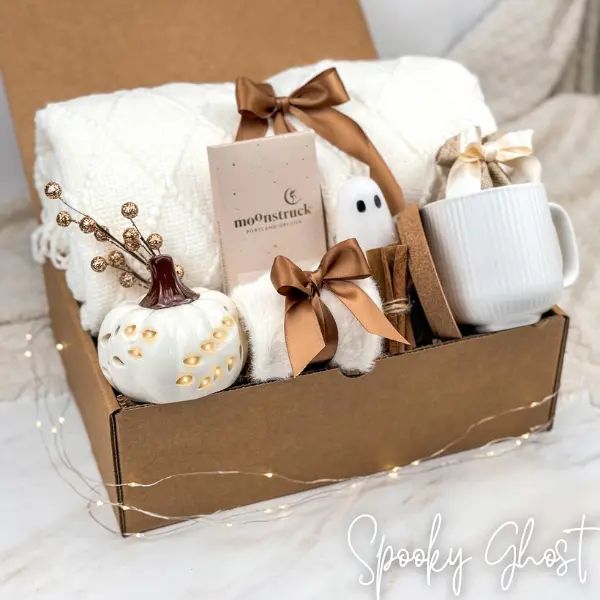 Spooky Ghost Fall Gift Box – Cozy Autumn Care Package with Blanket, Mug, Socks, Candle, Pumpkin Decor – Halloween Surprise Box for Her, Seasonal Self-Care Set, Fall Home Décor Gift Idea for Women, Friends, Birthday or Halloween Present