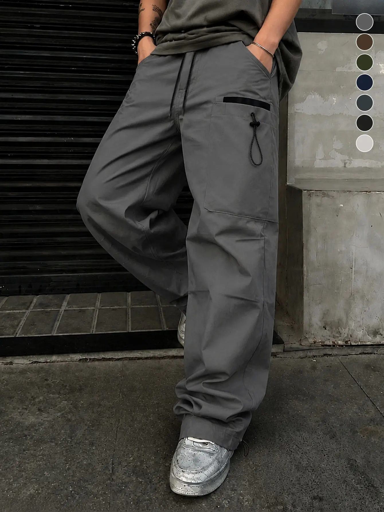 Men’s gray cargo pants with drawstring and multiple pockets—casual straight-leg long pants designed for all seasons, fitness activities, urban streetwear, and casual outings.
