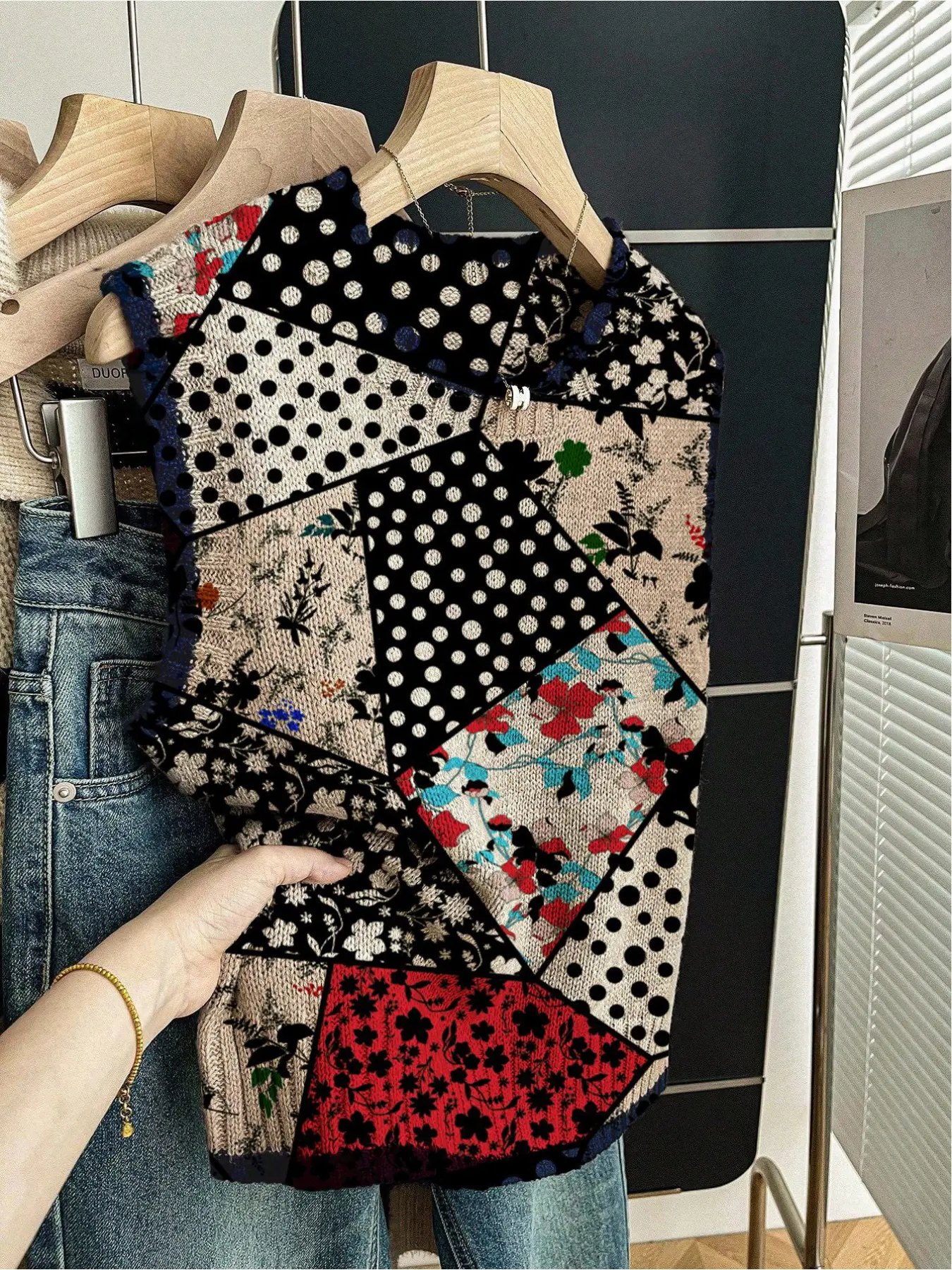 Spring and summer back-to-school casual style loose crew neck sleeveless knitted top with contrast dark blue trim and geometric polka dot floral print for women, suitable for going out, can be worn with a vest or alone, Womenswear