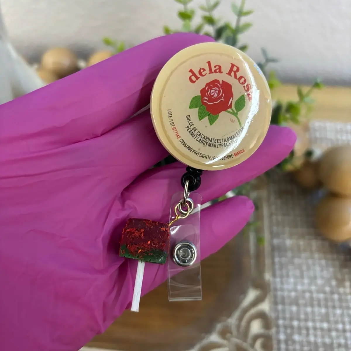 Mazapán badge  and paleta reel