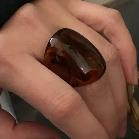 Vintage Trendy Large Statement Finger Rings for Women, Exaggerated Amber Color Resin Material, Geometric Design, Punk Style, Unique Fashion Accessory, Coating