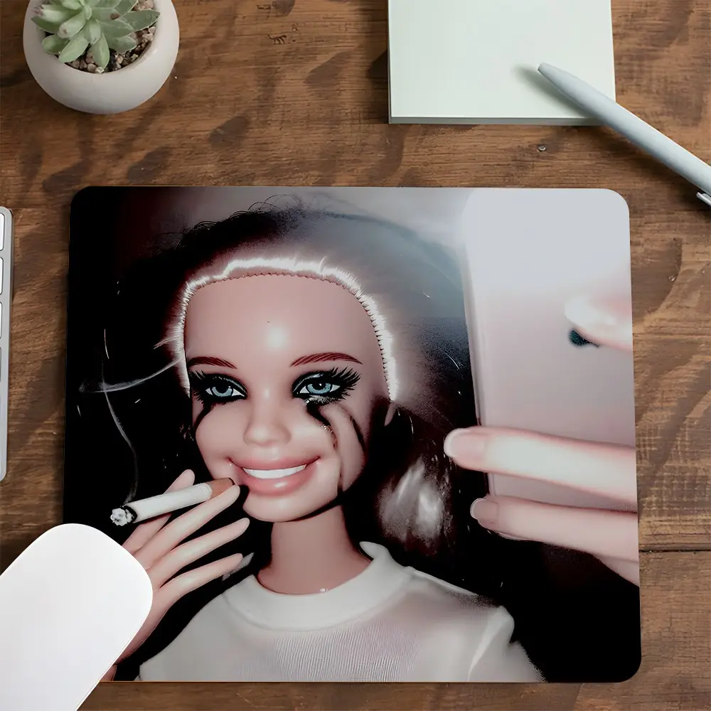 Square Vintage Rebel Doll Gaming Mouse Pad, Non Slip Mousepad, Retro Gothic Design, Rubber Anti-slip Lockedge Work Pad, Small Size Suitable for Laptop, Desktop Games, Work, Daily Use
