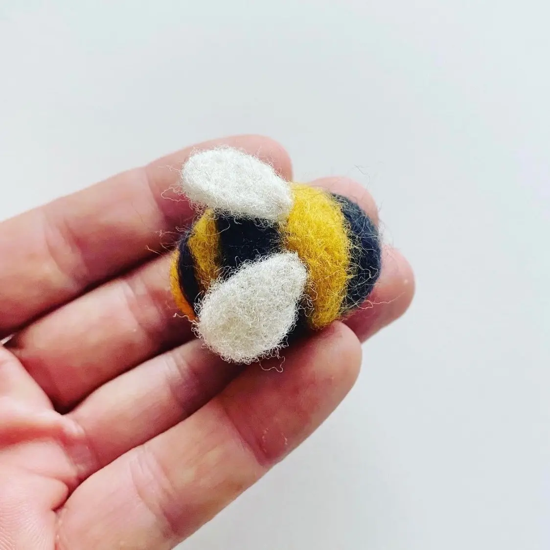 Needle Felting Kit, Baby Bees Craft Kit, Beginner Needle Felting Wool Art Kit for Kids and Adults, Great for Gifts, Stocking Stuffers and Group Activities