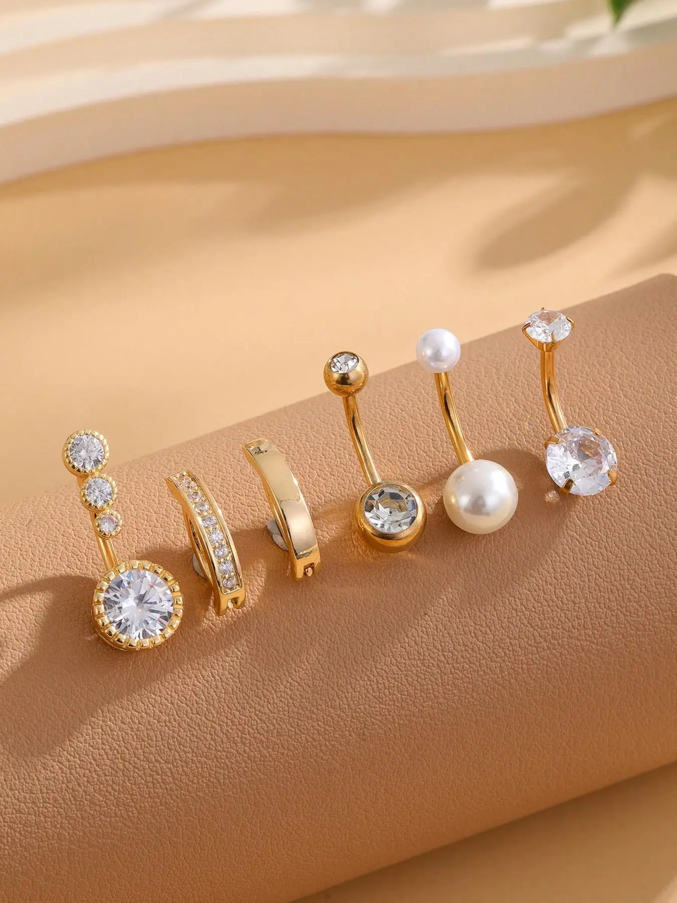 A 6-piece set of stylish and sexy zirconium body jewelry belly button piercing jewelry. It's suitable for occasions like daily wear and vacations, and also makes a delightful and delicate small gift.