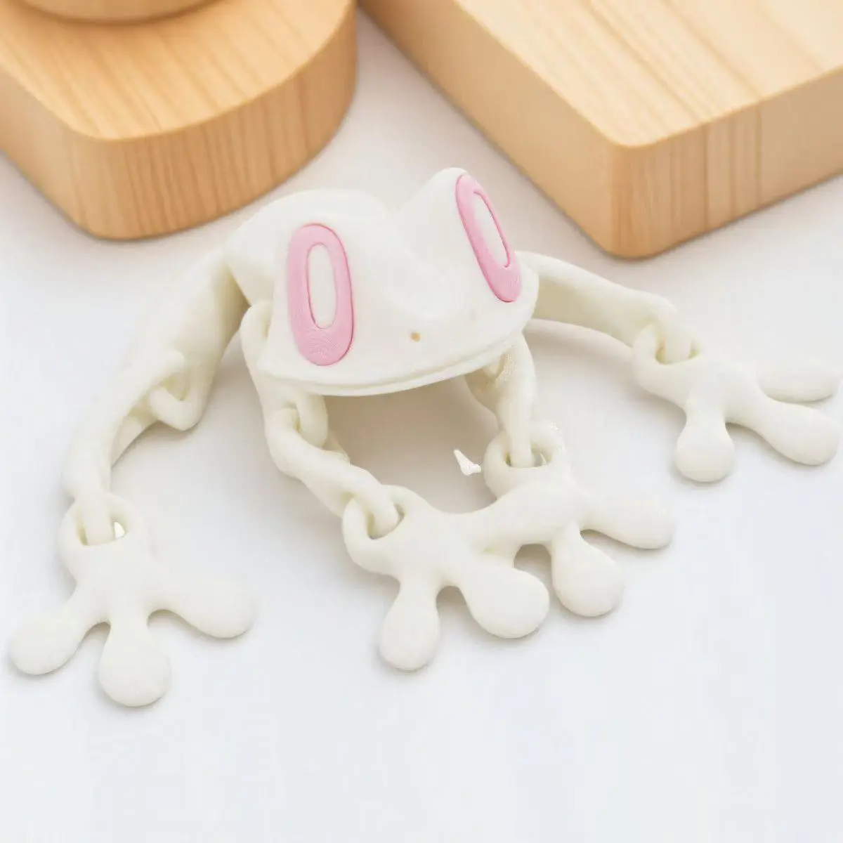 3D Printed Magnetic Articulated Frog Figure, Poseable Tree Frog Fridge Magnet with Movable Joints, Flexible Animal Desk Decor and Novelty Gift